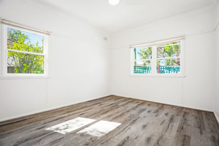 Freshly painted & featuring brand new flooring! - Photo 3