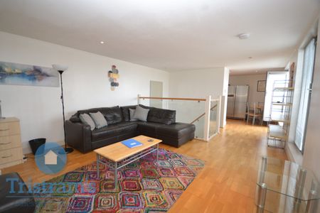 2 bed Flat for Rent - Photo 2