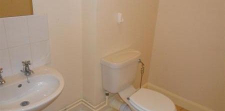2 bedroom Flat To Let - Photo 2