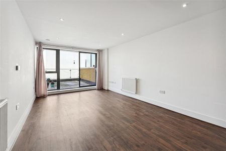 2 bedroom flat in London - Photo 5