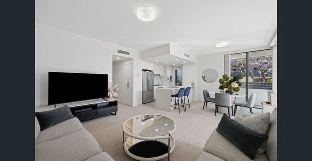 Shimmering waterviews from this spacious elevated apartment - Photo 1