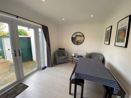 1 bedroom in a house share to rent - Photo 3