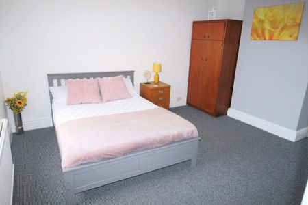 1 bedroom in a house share to rent - Photo 3
