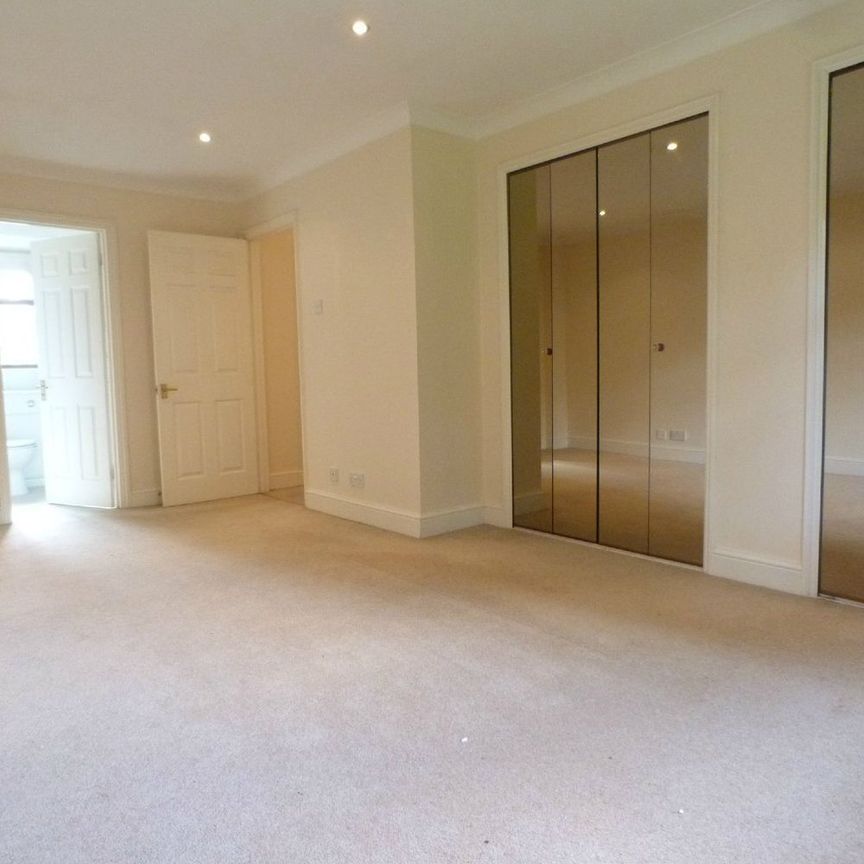 Churchfields Avenue, WEYBRIDGE, KT13 - Photo 1