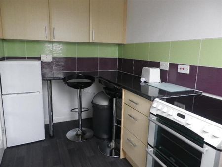 2 bedroom Flat To Let - Photo 3