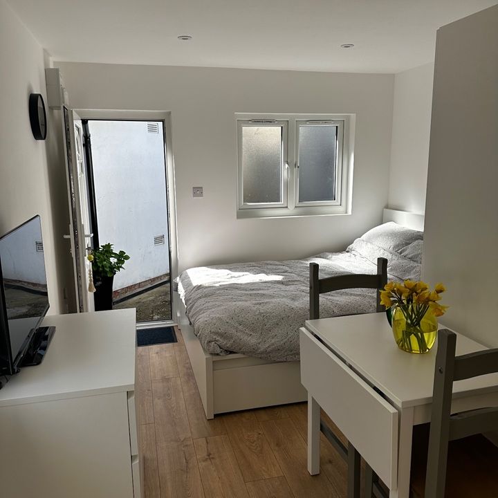 Room in a Shared House, Sutherland Grove, SW18 - Photo 1