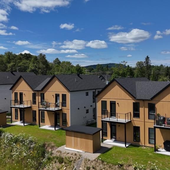 Condos neufs au rez-de-chaussée – à 2 minutes de marche des commerces. Saint-Donat • - Photo 1