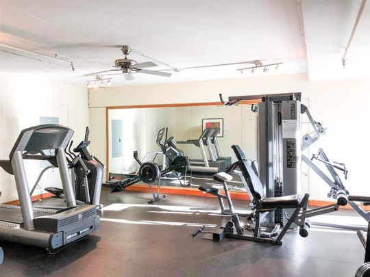 $2,200 / 1br – 1085ft2 – Discover this 1BR 1.5 BATH condo in the Quay (QN07) - Photo 1