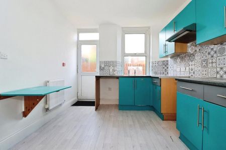 2 bedroom flat to rent - Photo 2