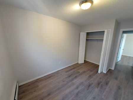 2 Bedroom Main Floor in Glendale! - Photo 2