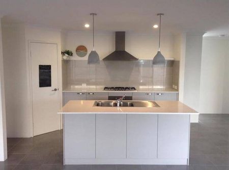 Spacious Family Entertainer - Photo 2