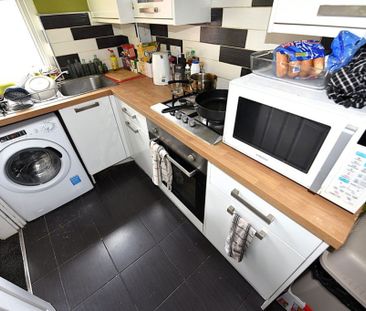 4 bedroom House in Mayville Place, Leeds - Photo 6