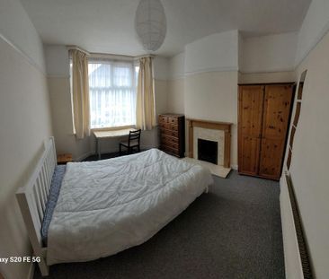 1 bedroom in a house share to rent - Photo 3