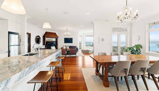 Fully furnished 250m2 executive 3 bed apartment - Photo 1