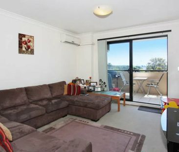 Spacious Three Bedroom Apartment - Photo 1