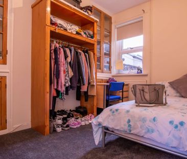 An architecturally designed, spacious six bed property. - Photo 6