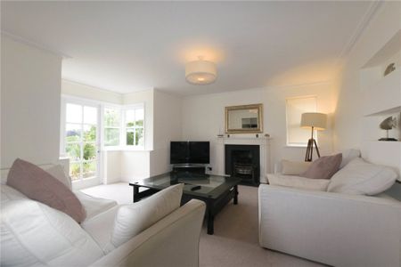 2 Bedroom House - Lodge Hill Road, Lower Bourne - Photo 4