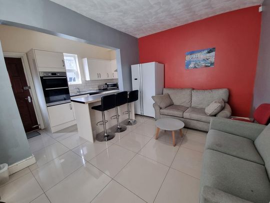 4 bedroom end of terrace house to rent - Photo 1