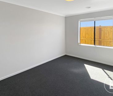 MODERN FAMILY HOME IN DESIRABLE LOCATION - Photo 2