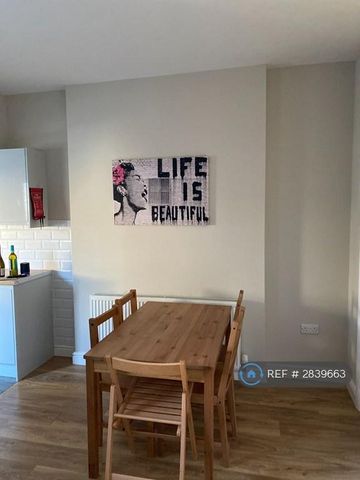 1 bedroom in a house share to rent - Photo 3