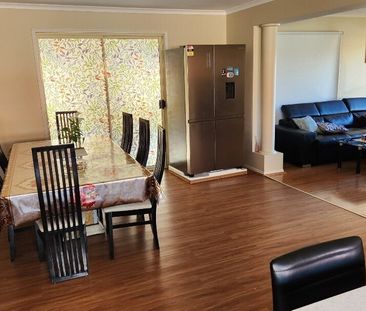 Cranbourne West - Photo 2