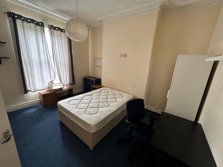 3 bedroom flat to rent - Photo 3