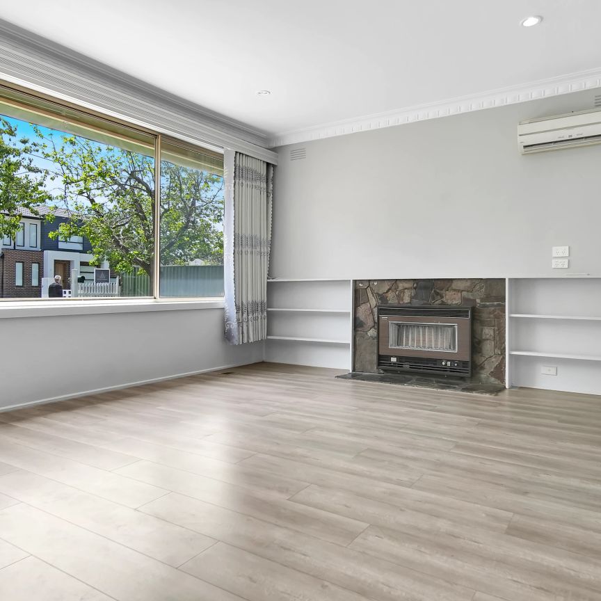 Renovated 3-Bedroom Home + Studio, Steps from Keysborough College - Photo 1