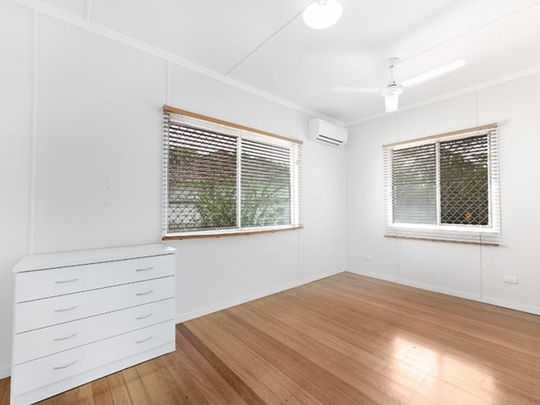 Classic Tarragindi Charm with Room for Everyone - Photo 1