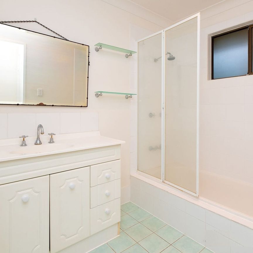 Large Family home within walking distance to everything - Photo 1