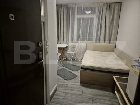 Camera de inchiriat, cu baie eleganta si mica chicineta, zon - Fotografie 2