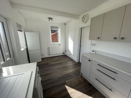 2 bedroom semi-detached house to rent - Photo 5