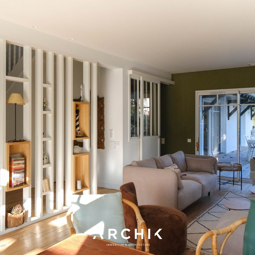 Architecture Basco-Landaise des années 30, cette maison familiale de 180 m2 est bâtit sur un beau terrain arboré de 1054 m2, dans le quartier des Abatilles, à proximité du Moulleau. - Photo 1