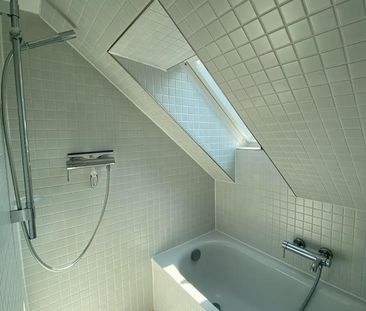 Schöne Dachgeschoßwohnung mit Loggia und Einbauküche - Photo 6