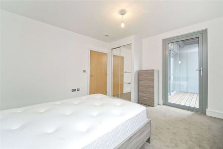 Immaculately kept, large one-bed apartment in a popular development. - Photo 4