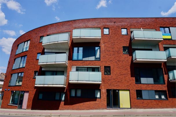 Mooi recent appartement met 2 slaapkamers, staanplaats en kelder op 3 min. van het station van Leuven. - Photo 1