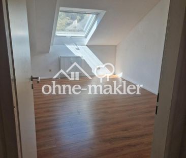Helle Dachgeschosswohnung mit Charme - Foto 1