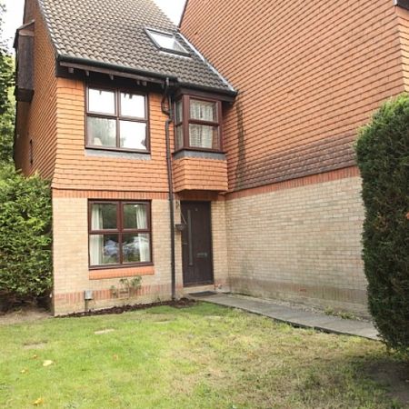 Hedgerley Court, Woking - Photo 3