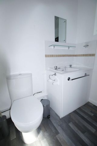 1 bedroom in a house share to rent - Photo 2