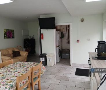 1 bedroom in a house share to rent - Photo 6