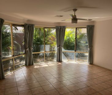 Family Home Close to Everything! - Photo 3