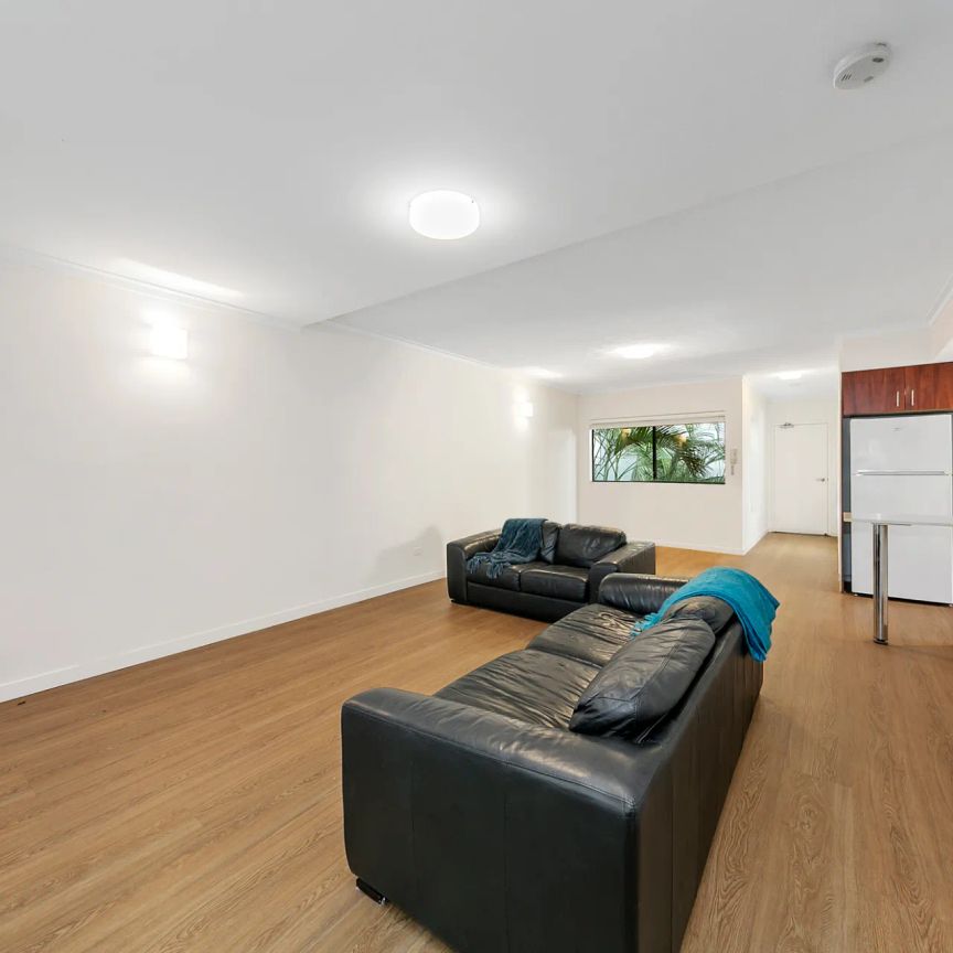 SPACIOUS 2 BEDROOM APARTMENT! - Photo 1