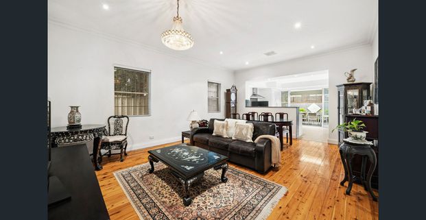 A Renovated 1950s Classic With Double Parking - Photo 1