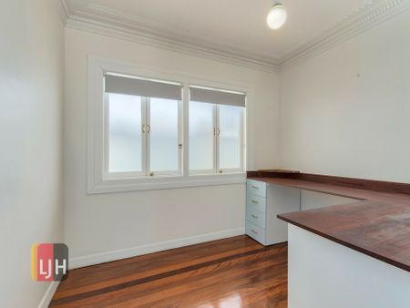 AIR CONDITIONED THREE BEDROOM HOME w/ LARGE HOME OFFICE - Photo 3