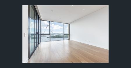 Luxury three-bedroom apartment with stunning, breathtaking water views! - Photo 2