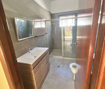 Amazing Large 5 Bedroom Home - Photo 1