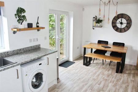 3 bedroom semi-detached house to rent - Photo 3