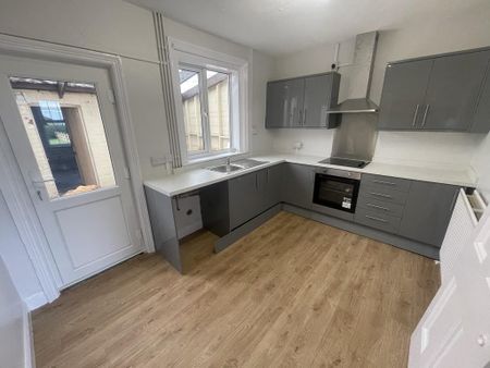 2 bedroom semi-detached house to rent - Photo 4