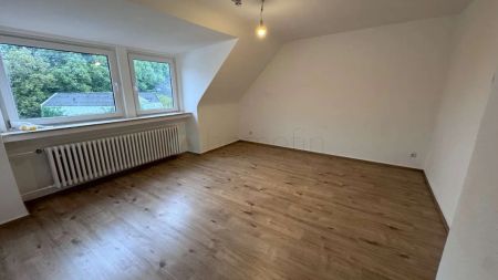 Modernisierte Dachgeschosswohnung mit frischem Ambiente und Stil in Essen - Photo 2