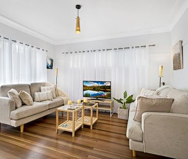 Immaculately presented with a white picket fence - Photo 3