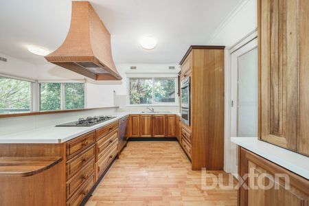 FAMILY HOME LOCATED IN MOUNT WAVERLEY SCHOOL ZONE !! - Photo 2